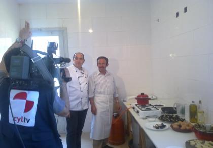 Aurelio y Jesús cocinando en bsuto